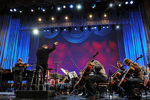 http://maks-portal.ru/ru/gorod/foto/foto-valerii-gergiev-i-yurii-bashmet-v-zimnem-teatre-sochi